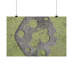 Matte horizontale poster met mosbegroeide maankrater — Botanisch groene maanwanddecoratie 