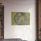 Matte horizontale poster met mosbegroeide maankrater — Botanisch groene maanwanddecoratie 
