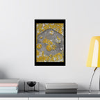 Matte poster met korstmosstructuur — Abstracte muurdecoratie in geel en grijs (verticaal) 