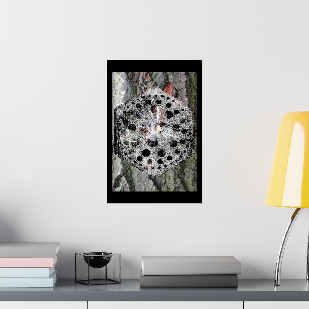Abstracte natuurmandala poster — Zwart-wit paddenstoelen en boomschorskunst (matte verticale poster) 