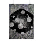 Abstracte zwarte dobbelstenen, verticale poster — Grunge monochrome gamekunst 