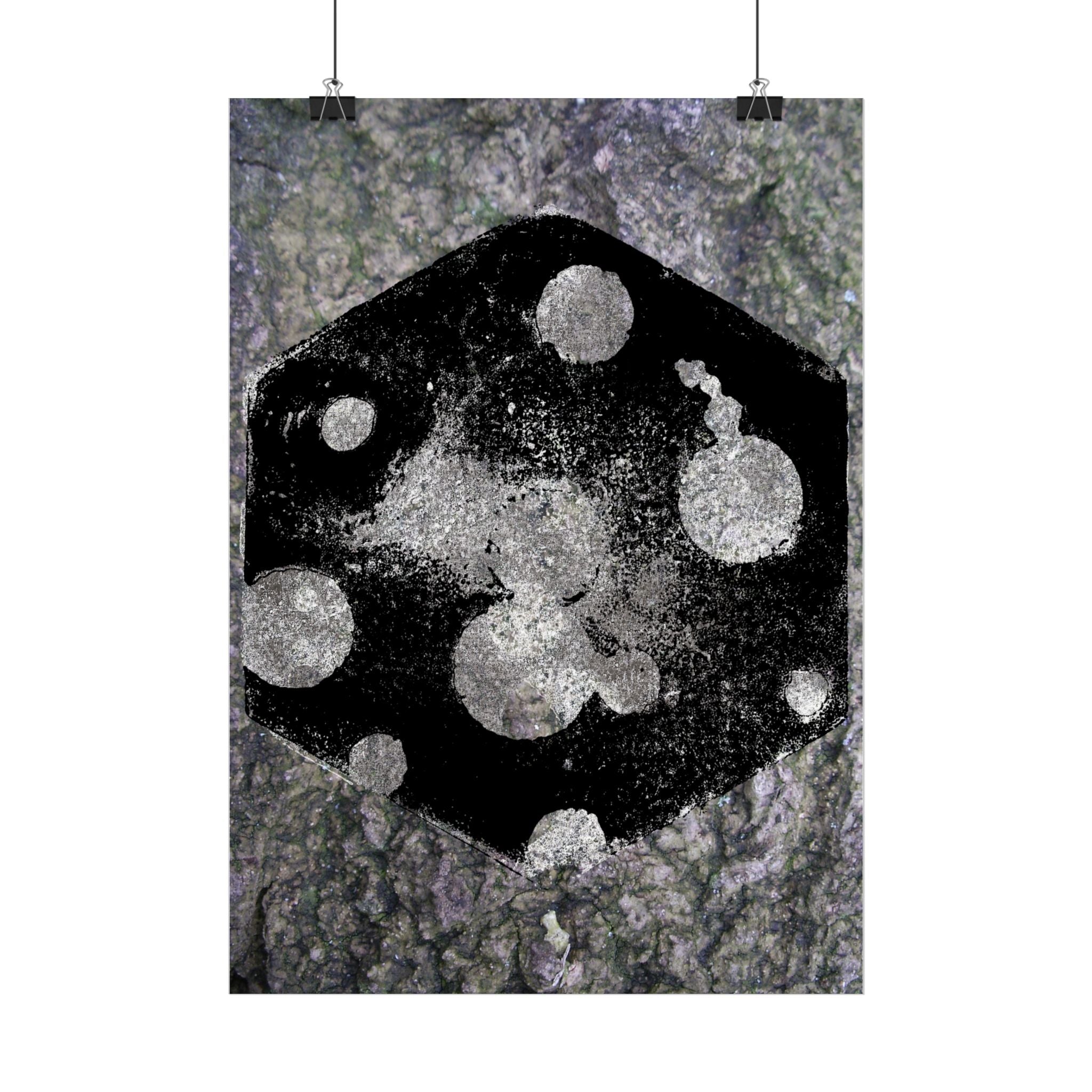 Abstracte zwarte dobbelstenen, verticale poster — Grunge monochrome gamekunst 