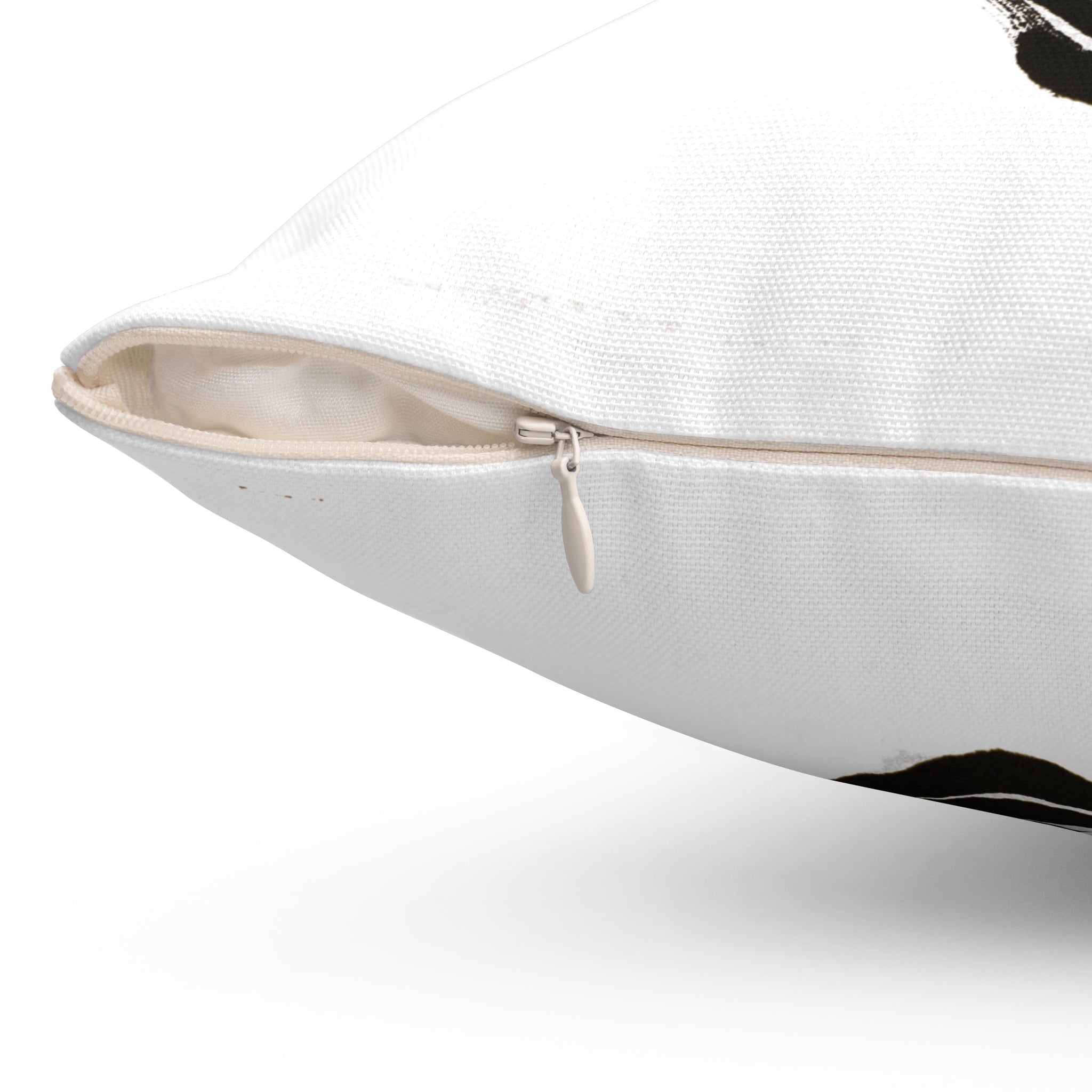 Abstracte Zen-golf kussen — Minimalistisch vierkant kussen met zwarte penseelstreken en rode zonaccent 