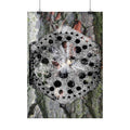 Abstracte natuurmandala poster — Zwart-wit paddenstoelenkunst op boomschors (verticale poster) 