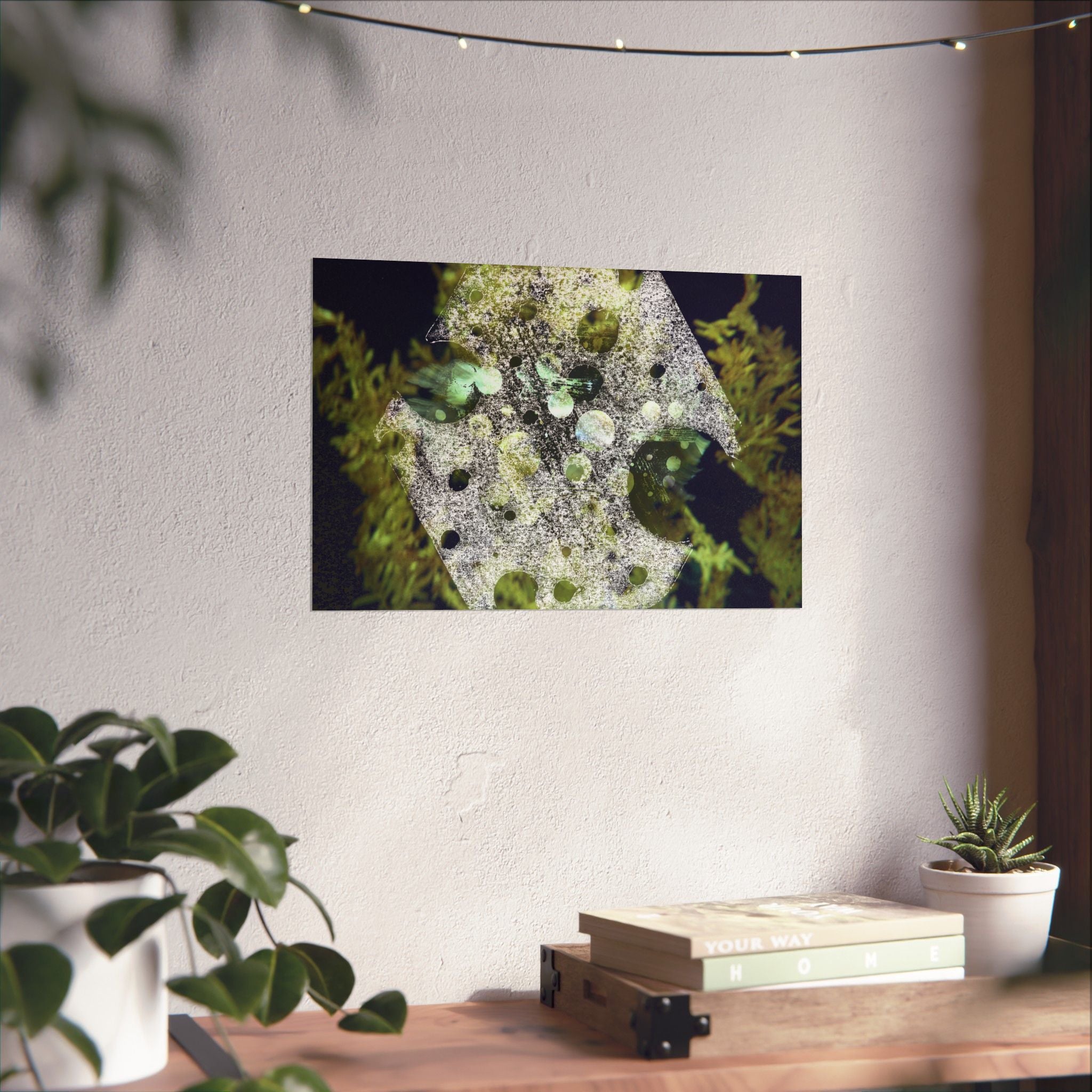 Abstracte natuurposter, mat, horizontaal, met mos- en steentextuur. 