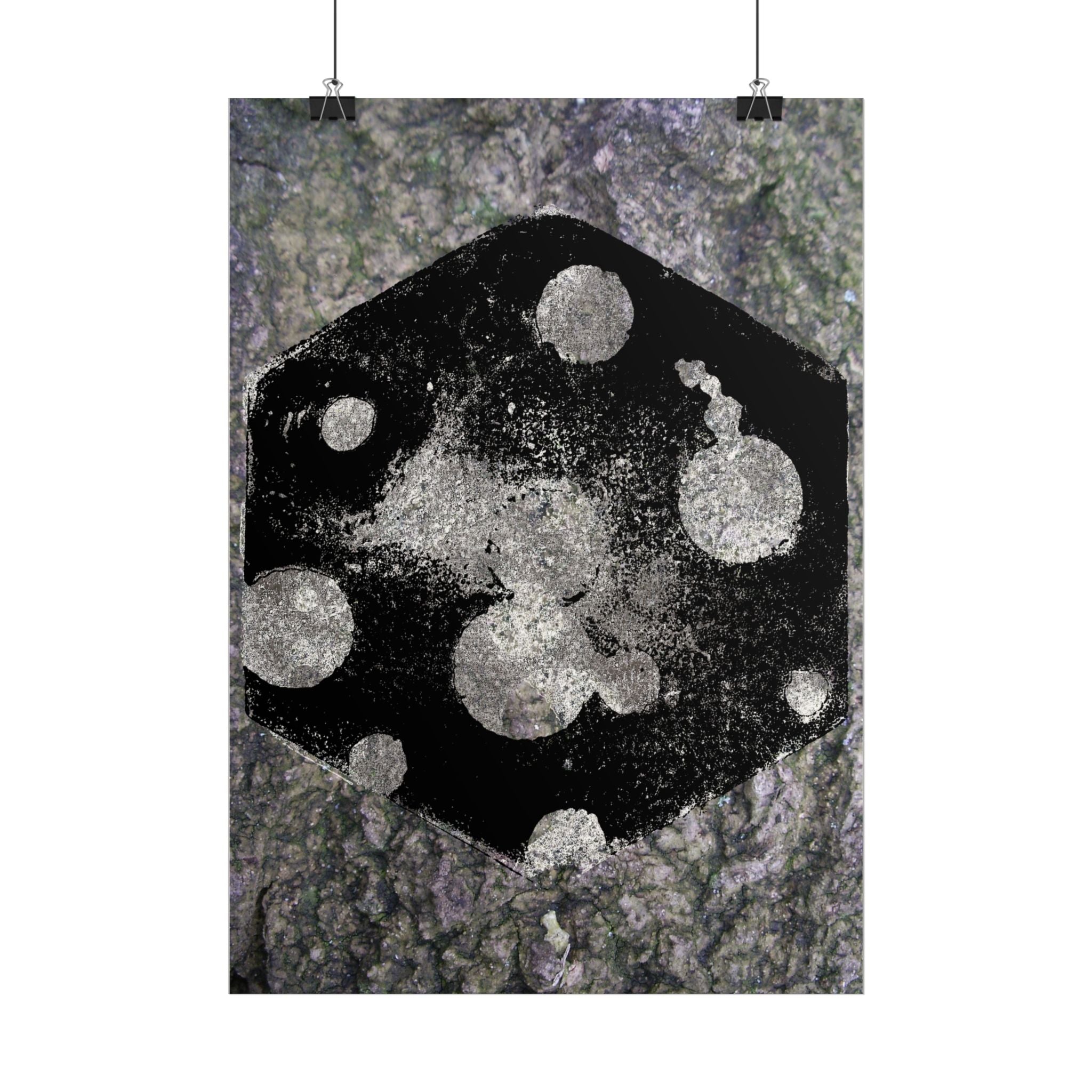 Abstracte zwarte dobbelstenen, verticale poster — Grunge monochrome gamekunst 