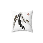 Minimalistisch decoratief kussen met inktpenseel en veren. 