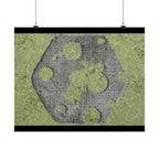 Matte horizontale poster met mosbegroeide maankrater — Botanisch groene maanwanddecoratie 