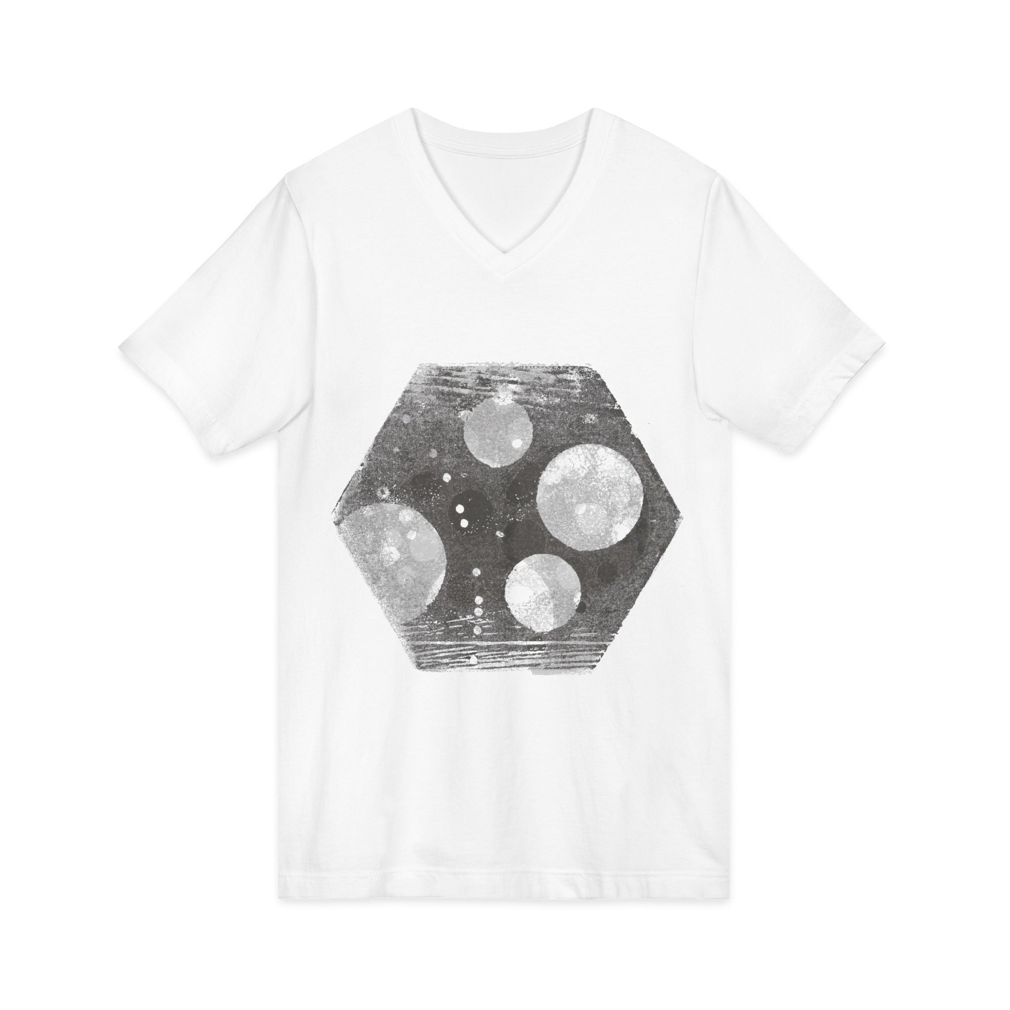 Hex Moon Graphic Tee Design Hex13 — Een vintage T-shirt met V-hals en ruimtekaasmotief, geïnspireerd op astronomie.