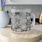Mok van mat glas — Beker met abstract monochroom sneeuwvlokkenpatroon 