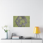 Matte horizontale poster met mosbegroeide maankrater — Botanisch groene maanwanddecoratie 