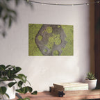 Matte horizontale poster met mosbegroeide maankrater — Botanisch groene maanwanddecoratie 