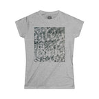 Dames T-shirt met tie-dye print en vierkant patroon — Monochroom abstract patroon 
