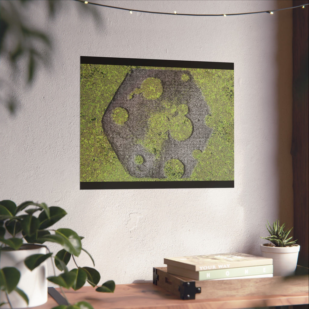 Matte horizontale poster met mosbegroeide maankrater — Botanisch groene maanwanddecoratie 