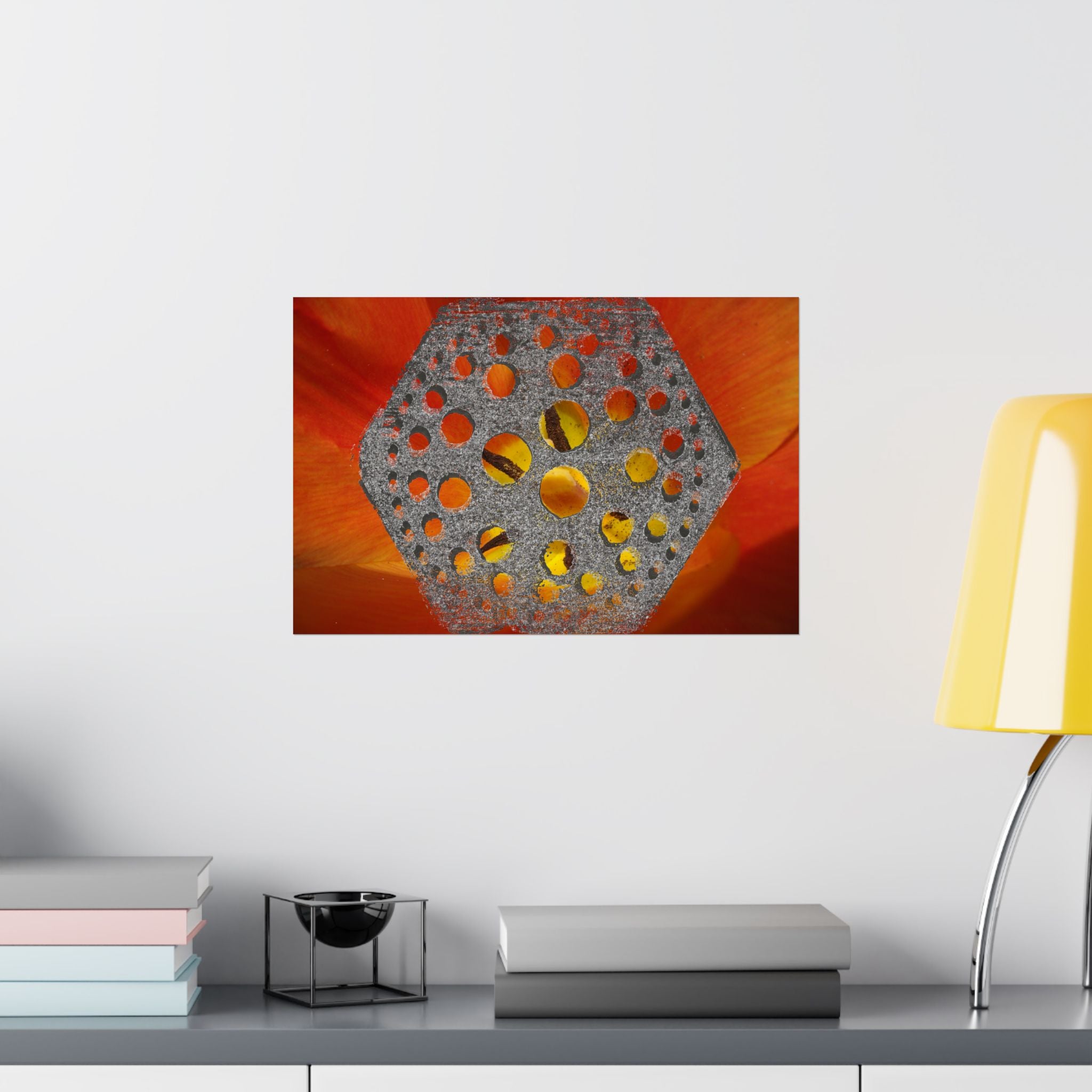 Abstracte matte poster met zeshoekig gatenpatroon | Oranje bloemenachtergrond 