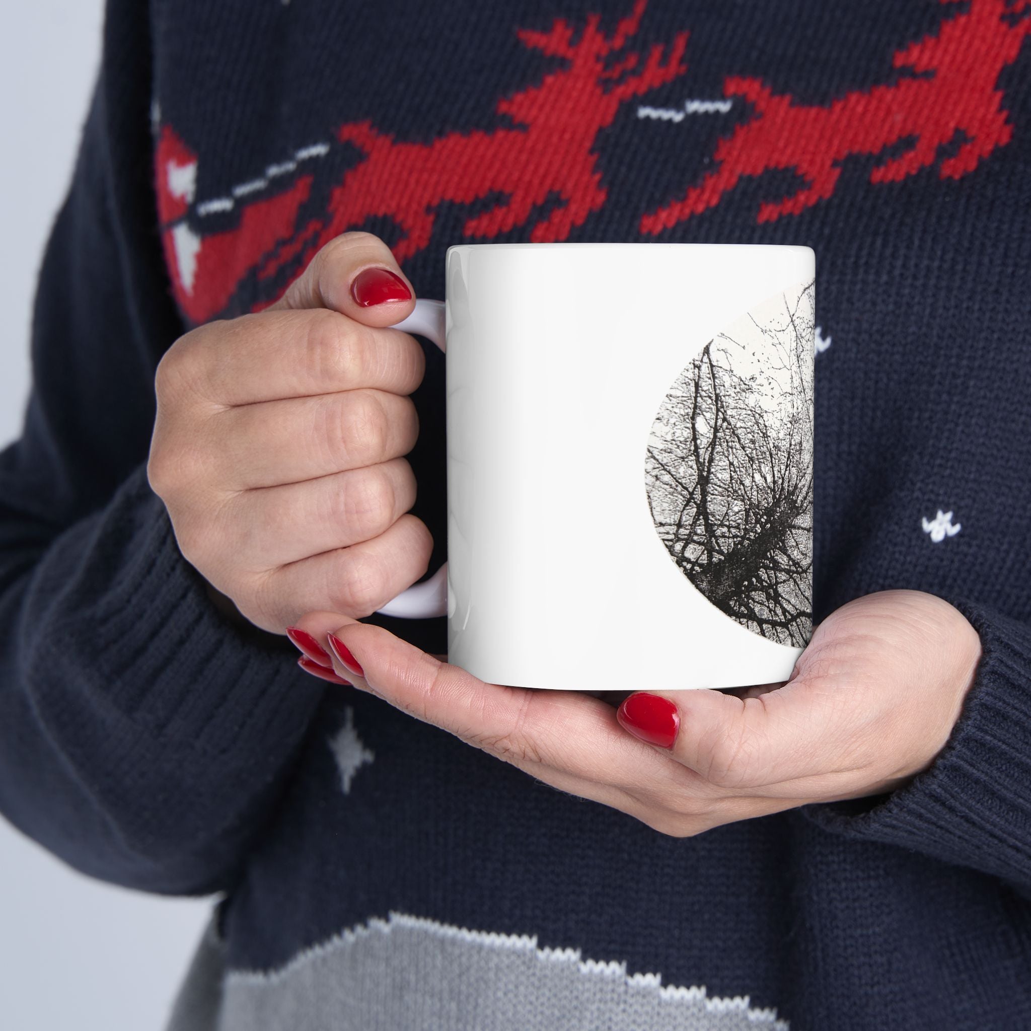 Zwarte keramische mok met boomsilhouet — Minimalistische koffiekop met bosmotief 