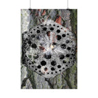 Abstracte natuurmandala poster — Zwart-wit paddenstoelenkunst op boomschors (verticale poster) 
