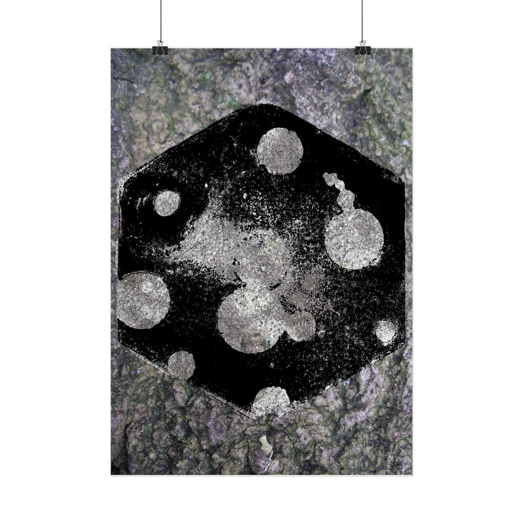 Abstracte zwarte dobbelstenen, verticale poster — Grunge monochrome gamekunst 