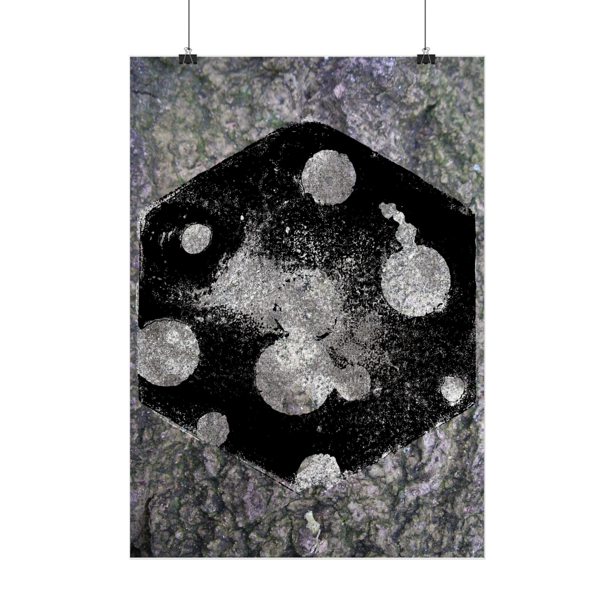 Abstracte zwarte dobbelstenen, verticale poster — Grunge monochrome gamekunst 