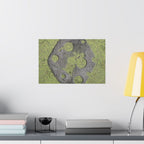 Matte horizontale poster met mosbegroeide maankrater — Botanisch groene maanwanddecoratie 