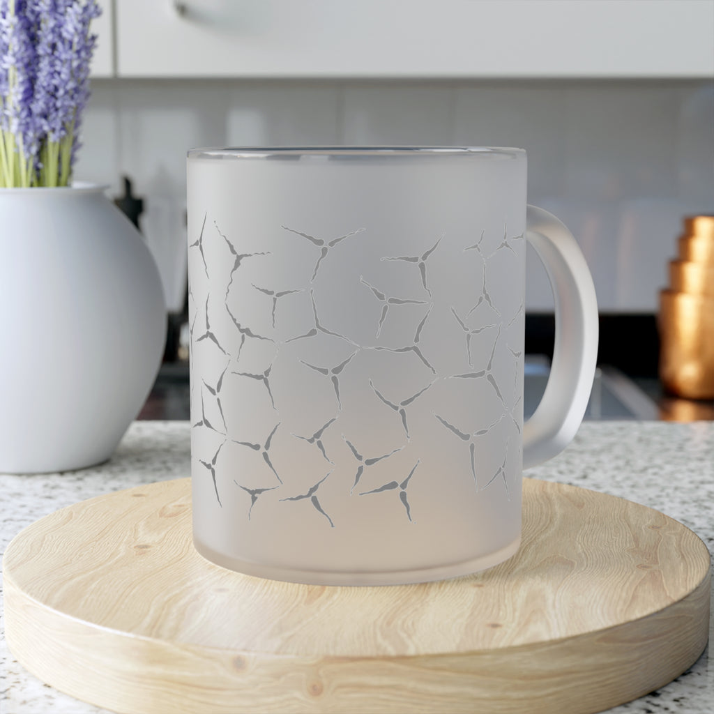 Mok van mat glas — Koffiekopje met minimalistisch geometrisch bloemblaadjespatroon 
