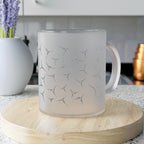 Mok van mat glas — Koffiekopje met minimalistisch geometrisch bloemblaadjespatroon 