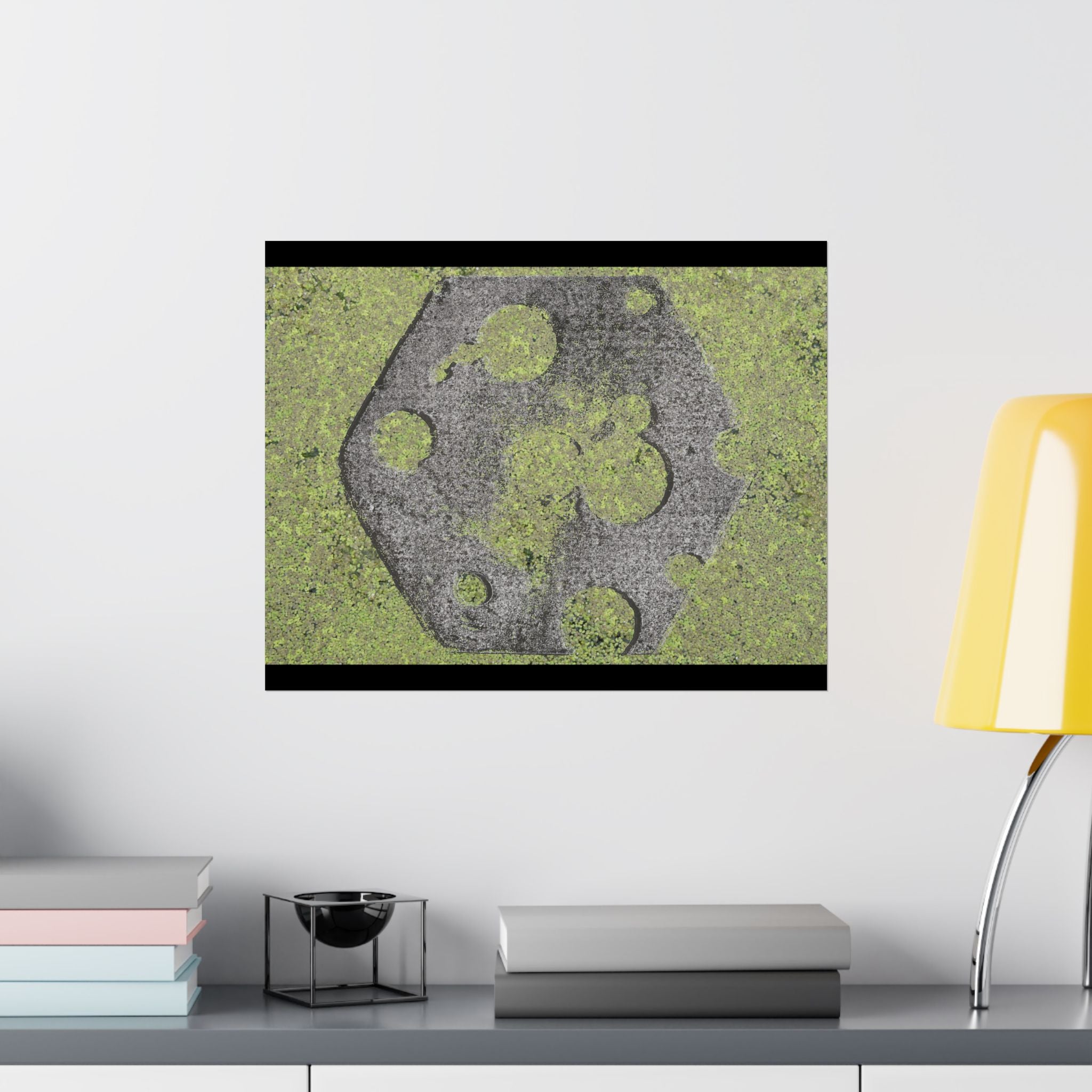 Matte horizontale poster met mosbegroeide maankrater — Botanisch groene maanwanddecoratie 