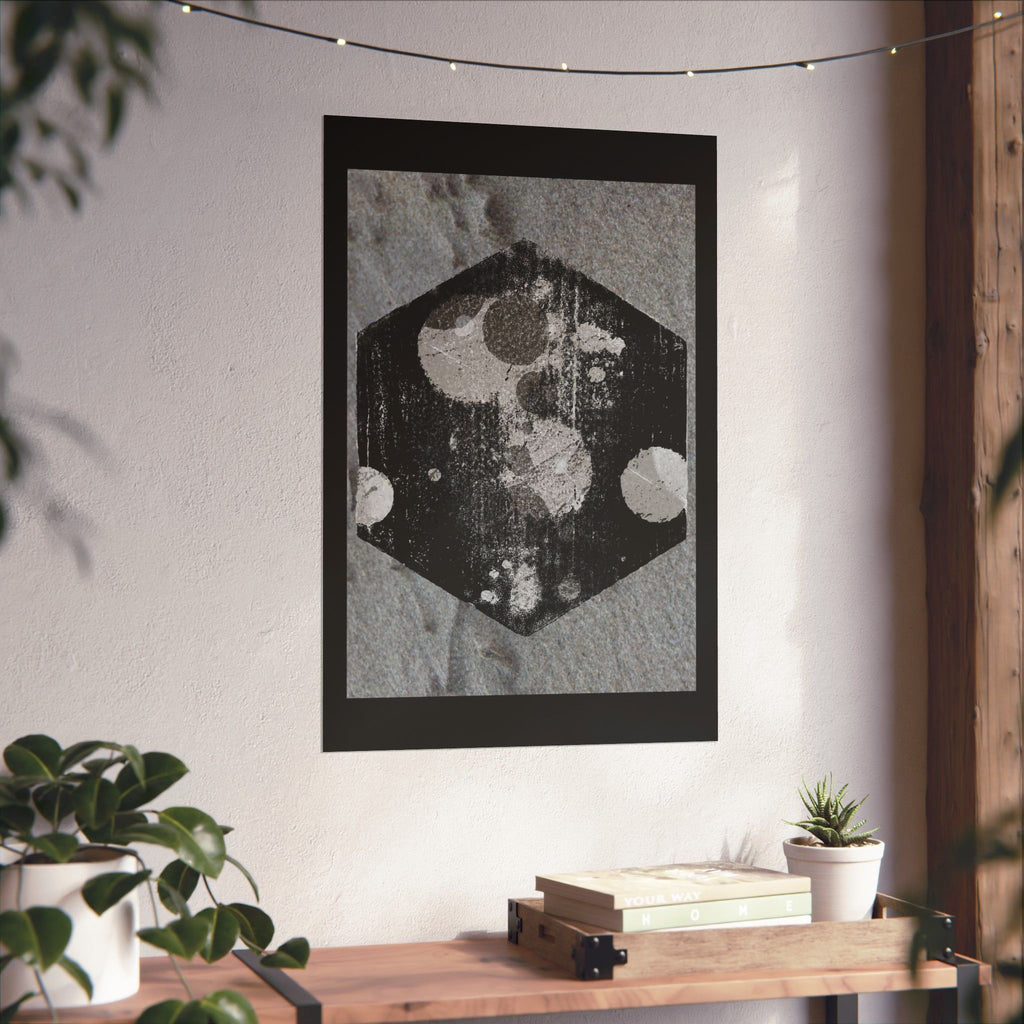 Abstracte zeshoekige maanposter op matte afwerking — Monochroom hemels wanddecoratie 